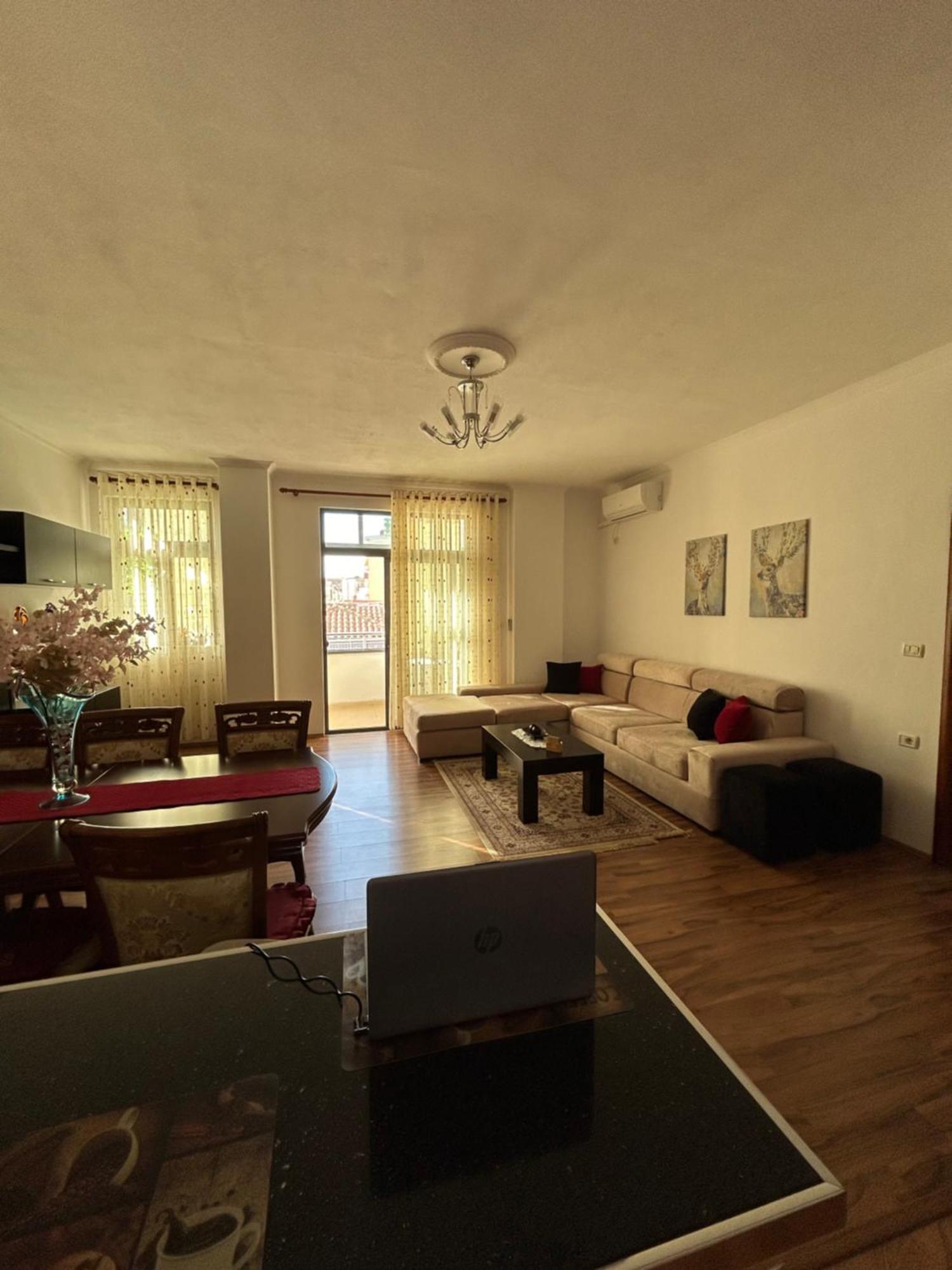 J & Nilson's In Center Shkodër